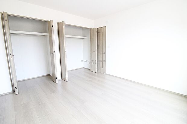 【洋室】充分な広さの収納を備え、普段使いの洋服も選ぶのが楽しくなりそう♪採光良好な洋室は、快適空間。プライベートの時間もゆったりお寛ぎ頂けそうです。