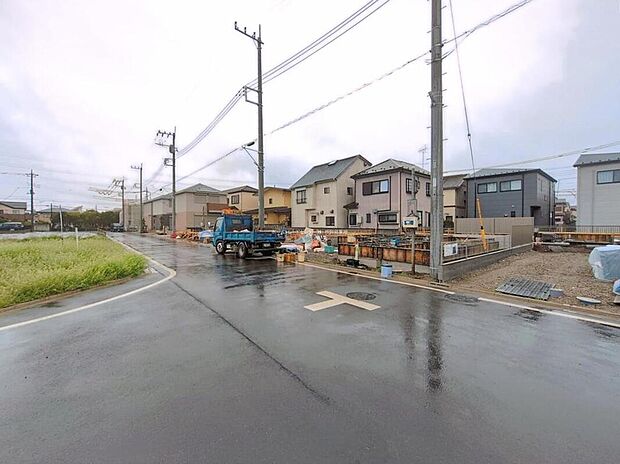 【前面道路含む現地写真】ひとたび扉を開けばそこに待っているのは上質な空間とマイホームでの新生活をイメージさせる優雅なひととき。「この家なら…」ではなく「ここに住みたい♪」と思う感動をお届けいたします。