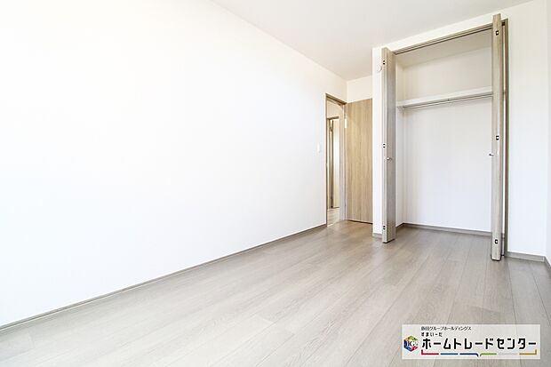 【洋室】充分な広さの収納を備え、普段使いの洋服も選ぶのが楽しくなりそう♪採光良好な洋室は、快適空間。プライベートの時間もゆったりお寛ぎ頂けそうです。