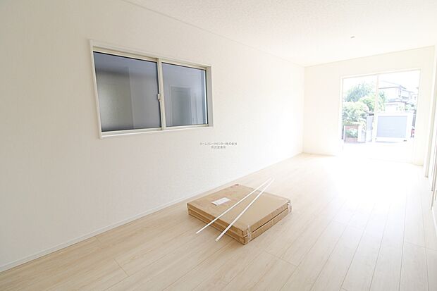 【リビング】仕事、家事、それに育児と忙しく、自分の時間をなかなか取れない毎日。でも、住まいの選び方次第では時間に余裕が生まれ、気持ちもゆったり。趣味だって楽しめるかも♪