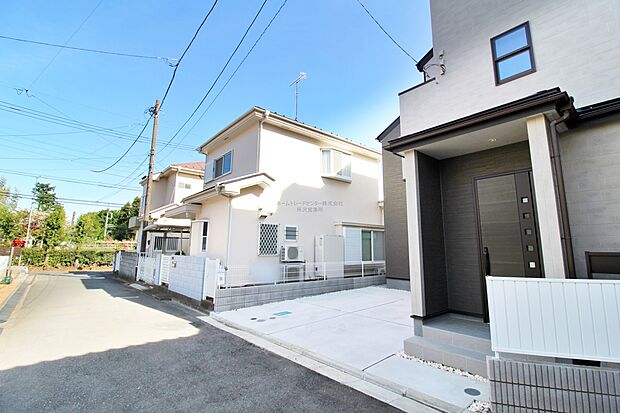 【前面道路含む現地写真】『１号棟』
ひとたび扉を開けばそこに待っているのは上質な空間とマイホームでの新生活をイメージさせる優雅なひととき。「この家なら…」ではなく「ここに住みたい♪」と思う感動をお届けいたします。