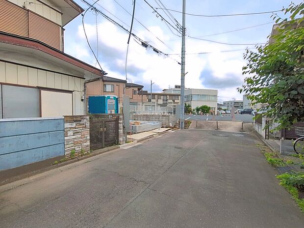 【前面道路含む現地写真】『１号棟』
ひとたび扉を開けばそこに待っているのは上質な空間とマイホームでの新生活をイメージさせる優雅なひととき。「この家なら…」ではなく「ここに住みたい♪」と思う感動をお届けいたします。