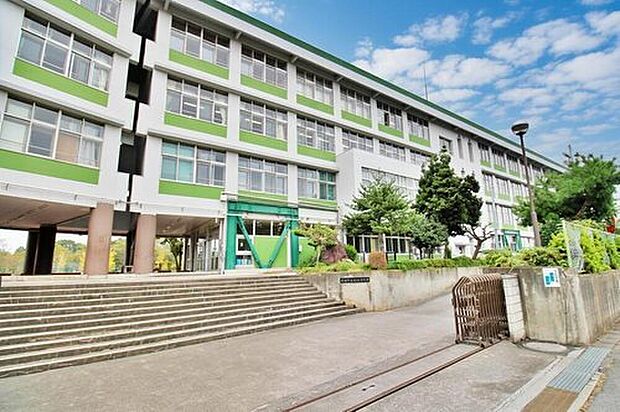 飯能市立加治中学校(約880m)