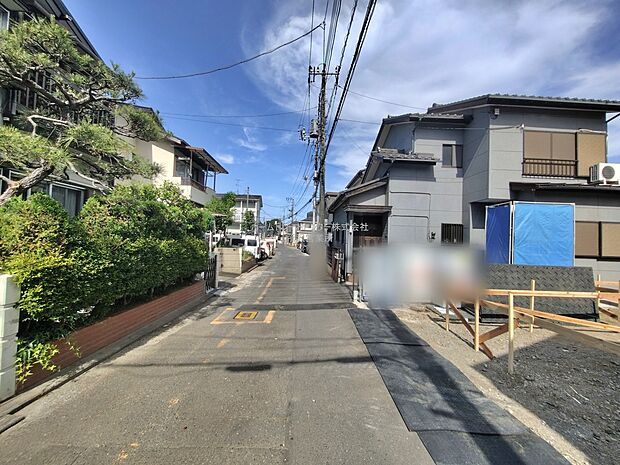 【前面道路含む現地写真】『１号棟』
ひとたび扉を開けばそこに待っているのは上質な空間とマイホームでの新生活をイメージさせる優雅なひととき。「この家なら…」ではなく「ここに住みたい♪」と思う感動をお届けいたします。