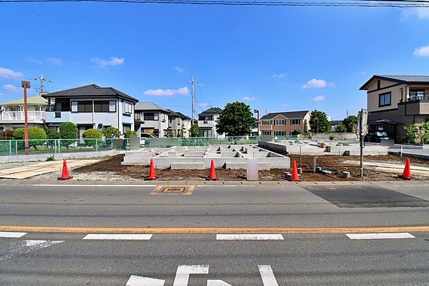 【前面道路含む現地写真】『A号棟』
ひとたび扉を開けばそこに待っているのは上質な空間とマイホームでの新生活をイメージさせる優雅なひととき。「この家なら…」ではなく「ここに住みたい♪」と思う感動をお届けいたします。