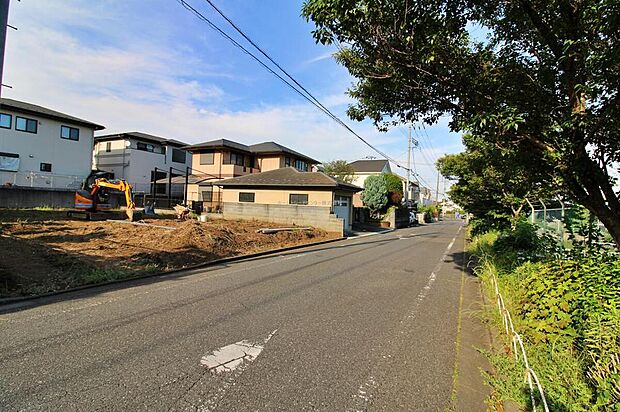【前面道路含む現地写真】ひとたび扉を開けばそこに待っているのは上質な空間とマイホームでの新生活をイメージさせる優雅なひととき。「この家なら…」ではなく「ここに住みたい♪」と思う感動をお届けいたします。