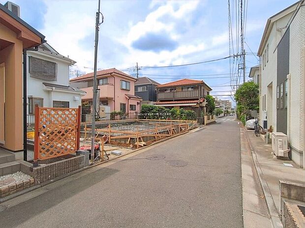 【前面道路含む現地写真】『１号棟』ひとたび扉を開けばそこに待っているのは上質な空間とマイホームでの新生活をイメージさせる優雅なひととき。「この家なら…」ではなく「ここに住みたい♪」と思う感動をお届けいたします。