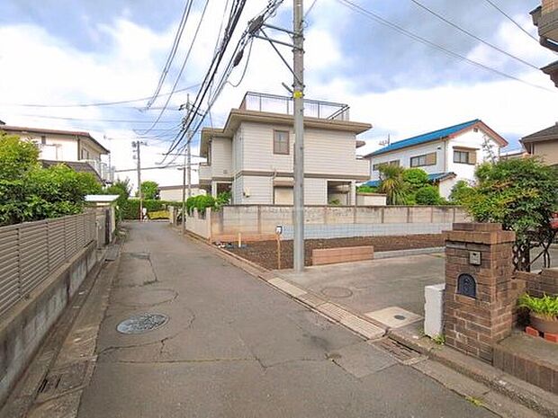 【前面道路含む現地写真】『１号棟』
ひとたび扉を開けばそこに待っているのは上質な空間とマイホームでの新生活をイメージさせる優雅なひととき。「この家なら…」ではなく「ここに住みたい♪」と思う感動をお届けいたします。