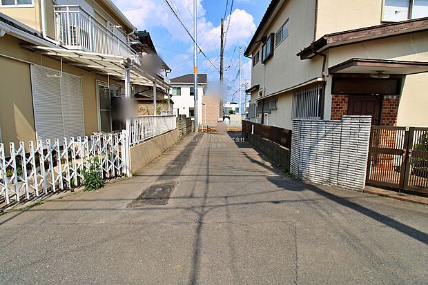 【前面道路含む現地写真】『A号棟』
ひとたび扉を開けばそこに待っているのは上質な空間とマイホームでの新生活をイメージさせる優雅なひととき。「この家なら…」ではなく「ここに住みたい♪」と思う感動をお届けいたします。