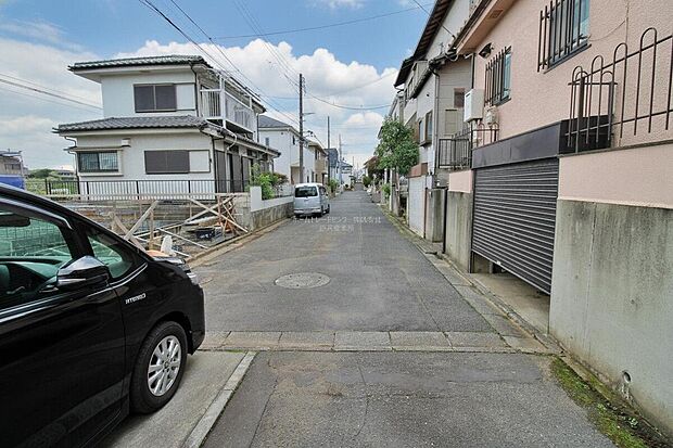 【前面道路含む現地写真】『A号棟』
ひとたび扉を開けばそこに待っているのは上質な空間とマイホームでの新生活をイメージさせる優雅なひととき。「この家なら…」ではなく「ここに住みたい♪」と思う感動をお届けいたします。