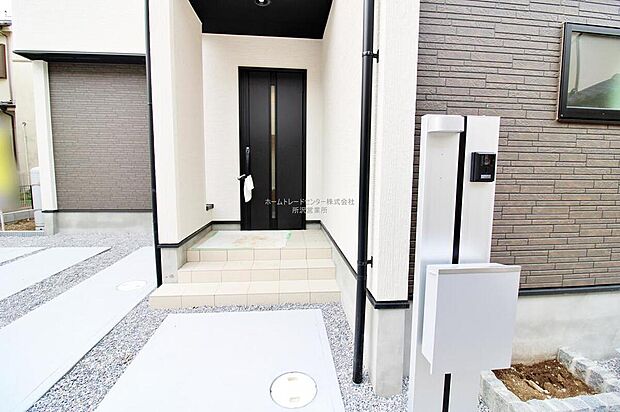 【玄関】訪れる人を優しく迎える、スタイリッシュな玄関。玄関ポーチには屋根がついているので雨などでも玄関前で濡れずにお出かけ準備が出来ます。