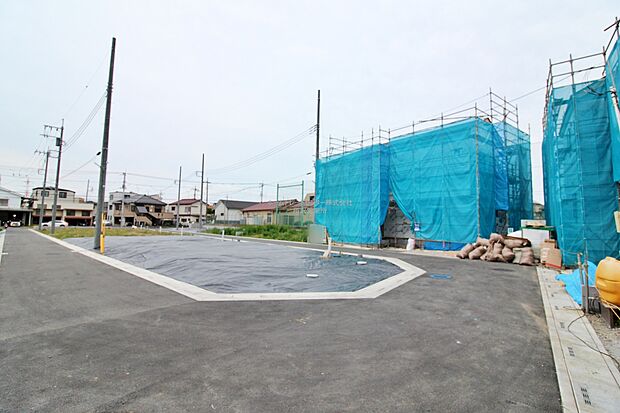 【前面道路含む現地写真】ひとたび扉を開けばそこに待っているのは上質な空間とマイホームでの新生活をイメージさせる優雅なひととき。「この家なら…」ではなく「ここに住みたい♪」と思う感動をお届けいたします。