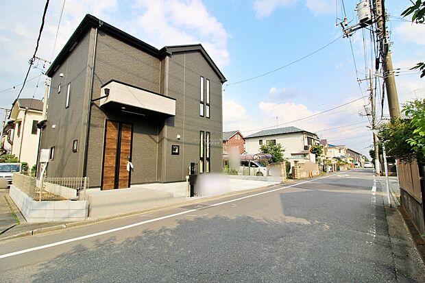 【前面道路含む現地写真】『１号棟』
住宅性能評価で耐震等級３（最高等級）を取得！お客様を守る大切な住宅だからこそ、第三者の検査を受けて安心して住んでいただける住宅をご案内させて頂きます。