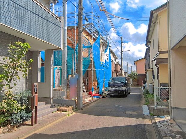 【前面道路含む現地写真】『A号棟』
ひとたび扉を開けばそこに待っているのは上質な空間とマイホームでの新生活をイメージさせる優雅なひととき。「この家なら…」ではなく「ここに住みたい♪」と思う感動をお届けいたします。
