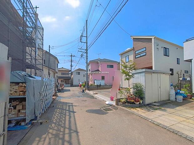 【前面道路含む現地写真】『1号棟』ひとたび扉を開けばそこに待っているのは上質な空間とマイホームでの新生活をイメージさせる優雅なひととき。「この家なら…」ではなく「ここに住みたい♪」と思う感動をお届けいたします。