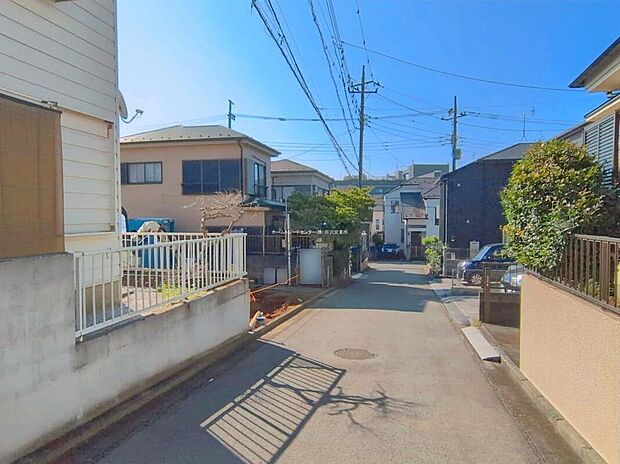 【前面道路含む現地写真】『A号棟』
ひとたび扉を開けばそこに待っているのは上質な空間とマイホームでの新生活をイメージさせる優雅なひととき。「この家なら…」ではなく「ここに住みたい♪」と思う感動をお届けいたします。