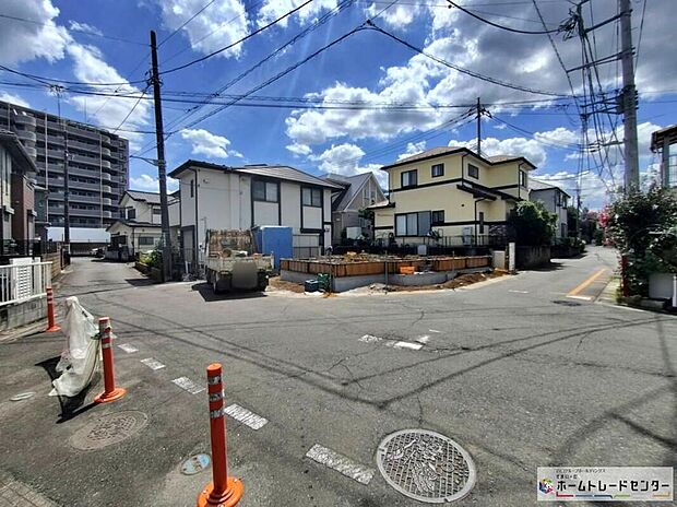 【前面道路含む現地写真】『A号棟』ひとたび扉を開けばそこに待っているのは上質な空間とマイホームでの新生活をイメージさせる優雅なひととき。「この家なら…」ではなく「ここに住みたい♪」と思う感動をお届けいたします。