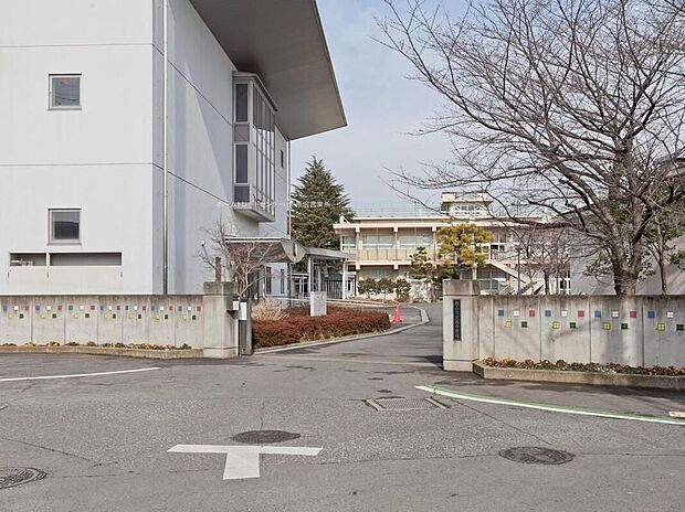 狭山市立西中学校（約2,700m）