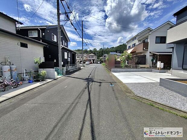 【前面道路含む現地写真】『2号棟』ひとたび扉を開けばそこに待っているのは上質な空間とマイホームでの新生活をイメージさせる優雅なひととき。「この家なら…」ではなく「ここに住みたい♪」と思う感動をお届けいたします。