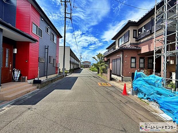 【前面道路含む現地写真】『1号棟』ひとたび扉を開けばそこに待っているのは上質な空間とマイホームでの新生活をイメージさせる優雅なひととき。「この家なら…」ではなく「ここに住みたい♪」と思う感動をお届けいたします。