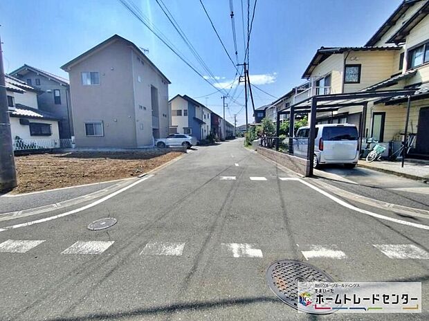 【前面道路含む現地写真】『1号棟』ひとたび扉を開けばそこに待っているのは上質な空間とマイホームでの新生活をイメージさせる優雅なひととき。「この家なら…」ではなく「ここに住みたい♪」と思う感動をお届けいたします。