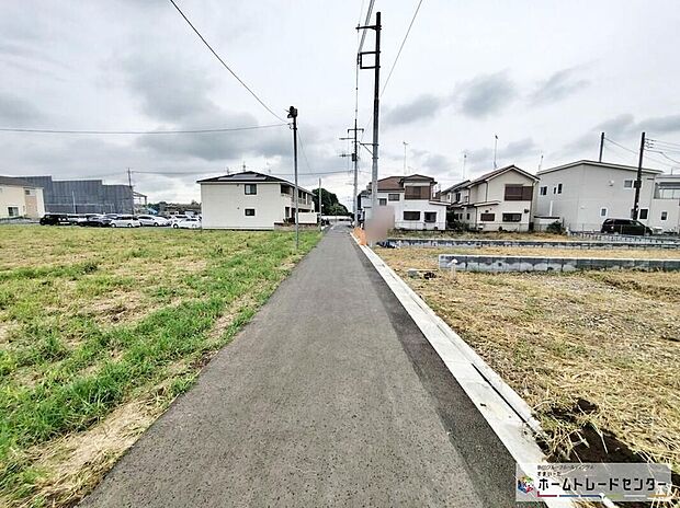 【前面道路含む現地写真】ひとたび扉を開けばそこに待っているのは上質な空間とマイホームでの新生活をイメージさせる優雅なひととき。「この家なら…」ではなく「ここに住みたい♪」と思う感動をお届けいたします。