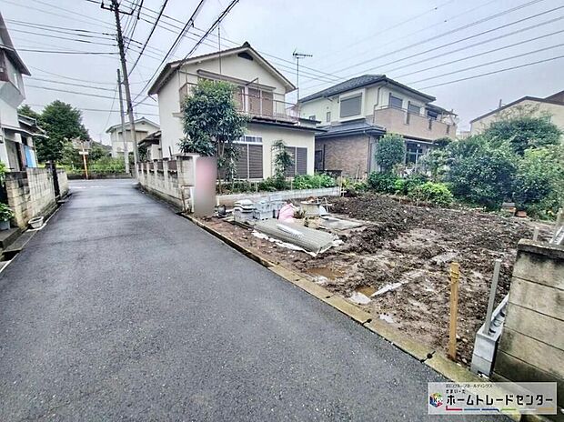 【前面道路含む現地写真】『A号棟』ひとたび扉を開けばそこに待っているのは上質な空間とマイホームでの新生活をイメージさせる優雅なひととき。「この家なら…」ではなく「ここに住みたい♪」と思う感動をお届けいたします。