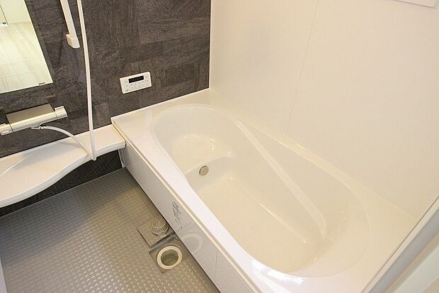 【【15号棟浴室】】浴槽の段差は半身浴やお子様の入浴に便利