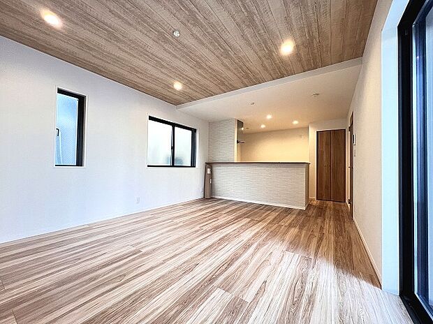 三方に開口部がある為、明るい日差しが差し込んでいます。