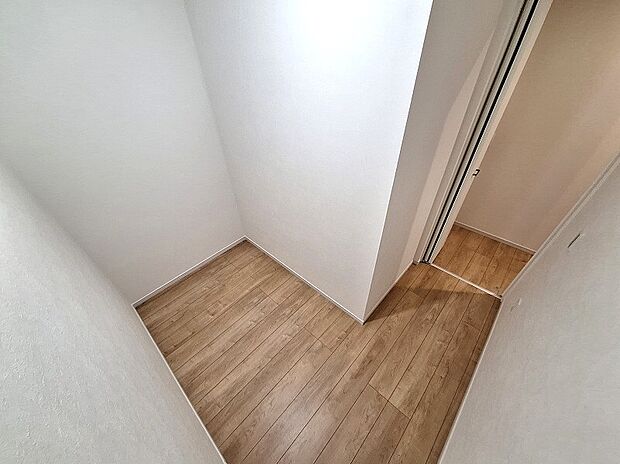 【約1.28帖の納戸(ファミリークローク)】パントリーやファミリークローク、書斎としてもご利用いただけます。