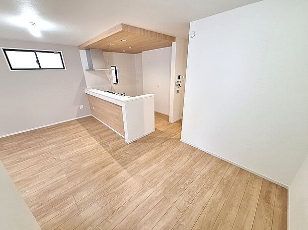 【リビング】広々とした21.2帖のLDKには、キッズコーナーやPCスペースを設けることができる間仕切り可能なマルチスペース付!