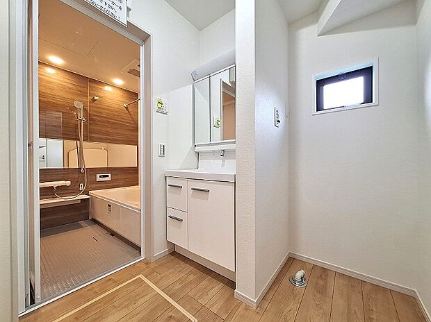 【洗面所・脱衣室】奥様嬉しい三面鏡付洗面化粧台採用。収納力もございます。