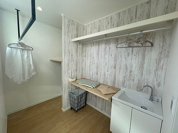 【【トラストステージ参考写真】ランドリールーム】洗って、干して、アイロン掛けして、畳んで、収納を省スペースで完結できるお洗濯室は、忙しい毎日を快適に保つ水まわり設計。