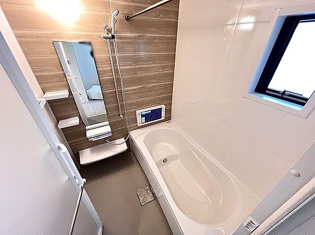 【浴室】浴室乾燥機を標準装備した1坪タイプの広々浴室。心身ともに一日の疲れを癒しましょう。