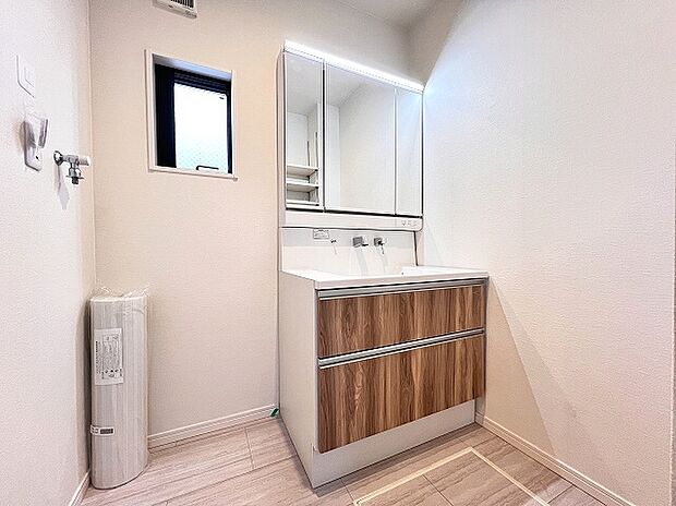 【洗面室】三面鏡付洗面化粧台採用し、床下収納のある洗面室