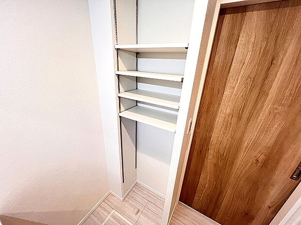 【洗面室】洗剤から水まわり用品、タオルなどがすっきり収まるリネン収納