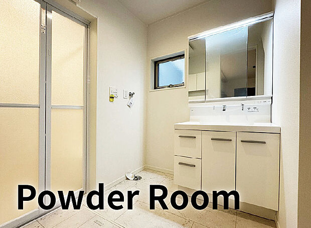 【【洗面】】水がたまりにくい「キレイアップ水栓」を採用し、使いやすさとお手入れのしやすさを追求した洗面化粧台。三面鏡裏の棚には小物類がすっきり収納できます。