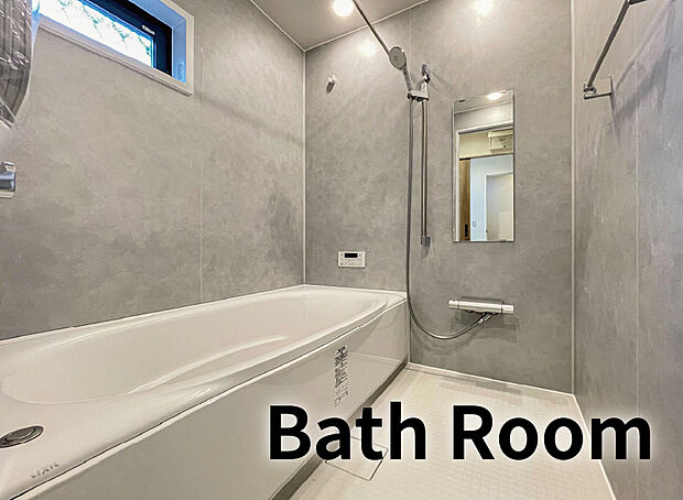 【【浴室】】保温性が高くお湯が冷めにくいサーモバス、水はけのよい溝つきの材質に加え、冬でも冷たさを感じにくいサーモフロアをはじめとした機能性に優れた一坪タイプのシステムバス。