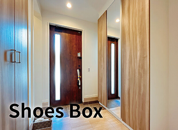 【【玄関シューズボックス(1号棟)】】全身鏡付きの最大66足収納できるシューズボックス内部は棚板の高さを自由に変更可能。
ハイカットスニーカーやブーツもすっきり収納出来ます。