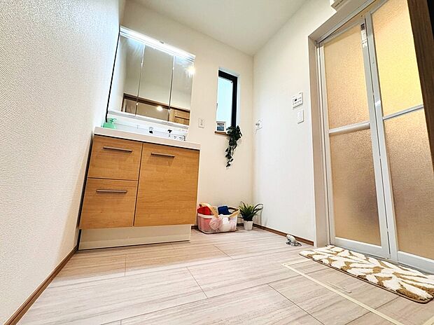 【洗面化粧室】朝の身支度がスムーズに。合わせ鏡ができる三面鏡＆たっぷり収納の三面鏡付洗面化粧台。