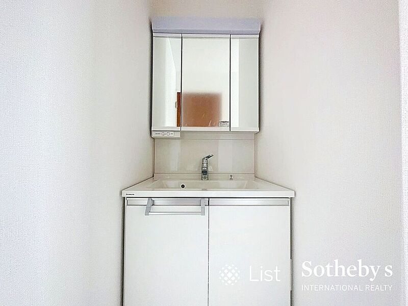 ◆洗面室◆三面鏡洗面化粧台は下の扉を開けるとシャンプー剤など