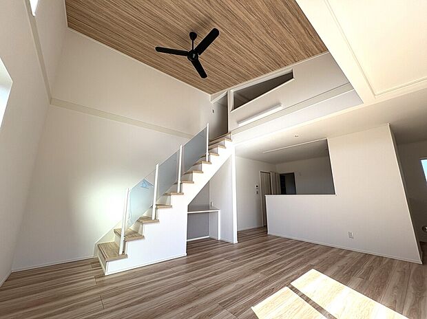 【94号棟】
開放的な勾配天井のリビング。
ロフト階段には空間の広がりを邪魔しないデザイン手すりを選びました。