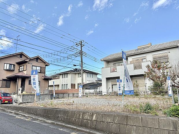 ゆとりのある６ｍの公道に面した現地。区画整然としたきれいな街並みは注文住宅のステージにぴったりです。