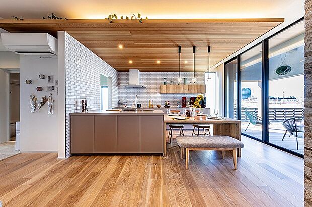 千葉ニュータウン展示場　モデルハウス
大きな窓が明るく開放的なリビング