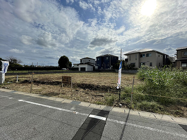 着工前の現地。６ｍ幅のゆとりある前面道路はすれ違いもしやすく車庫入れもラクラク。安心してお住いいただけます。
