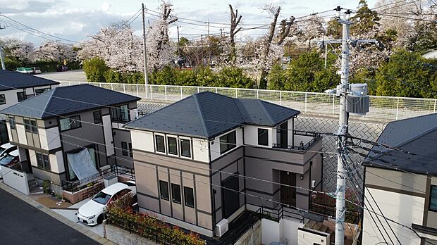 モルタル仕上げの外壁は、流行に左右されることなく、
高台の街並みで美しい風景を創り出します。