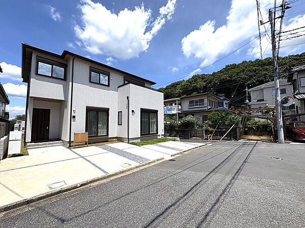 ６ｍの東南側道路に面した明るく開放的な住まい。
高台にありながら道路との段差が少ないため車庫入れもラクラクです。