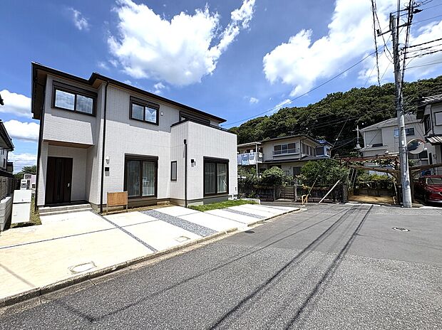 ６ｍの東南側道路に面した明るく開放的な住まい。
高台にありながら道路との段差が少ないため車庫入れもラクラクです。