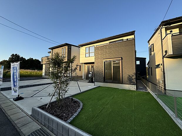 【9号棟】鮮やかな芝生が広がる、開放感たっぷりのプライベートガーデン。お子様の遊び場や趣味のスペースとして、多目的に活用できます。青空に映えるモダンな外観が魅力の邸宅。