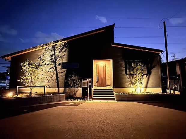 【99号棟 外観】【99号棟外観】 光と影が織りなす幻想的で「大人の隠れ家」のような住まいです。